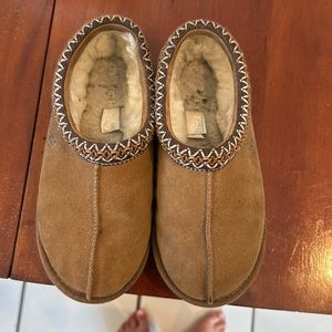 Tasman chestnut ugg slippers in size 6 used